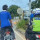 Pemotor Tak Pakai Helm Ini Kesulitan Hidupkan Motor Di Lampu Merah Di Samping Polisi