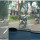 Pemotor Nyetir Pakai Kaki Sambil Tiduran di Jalan Raya Ini Bikin Warganet Gagal Fokus