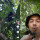 Pria Ini Panen Anggur Hutan Masak di Pohon, Langsung Mukbang di Tempat