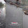 Modal Sapu & Kursi, Bapak Coba Tangkap Piton Besar Di Tengah Jalan Raya Saat Hujan