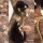 Dua Anak Kucing Imut Ini dengan Santuy Makan Ular di Halaman Rumah Pemiliknya
