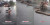 Modal Sapu & Kursi, Bapak Coba Tangkap Piton Besar Di Tengah Jalan Raya Saat Hujan
