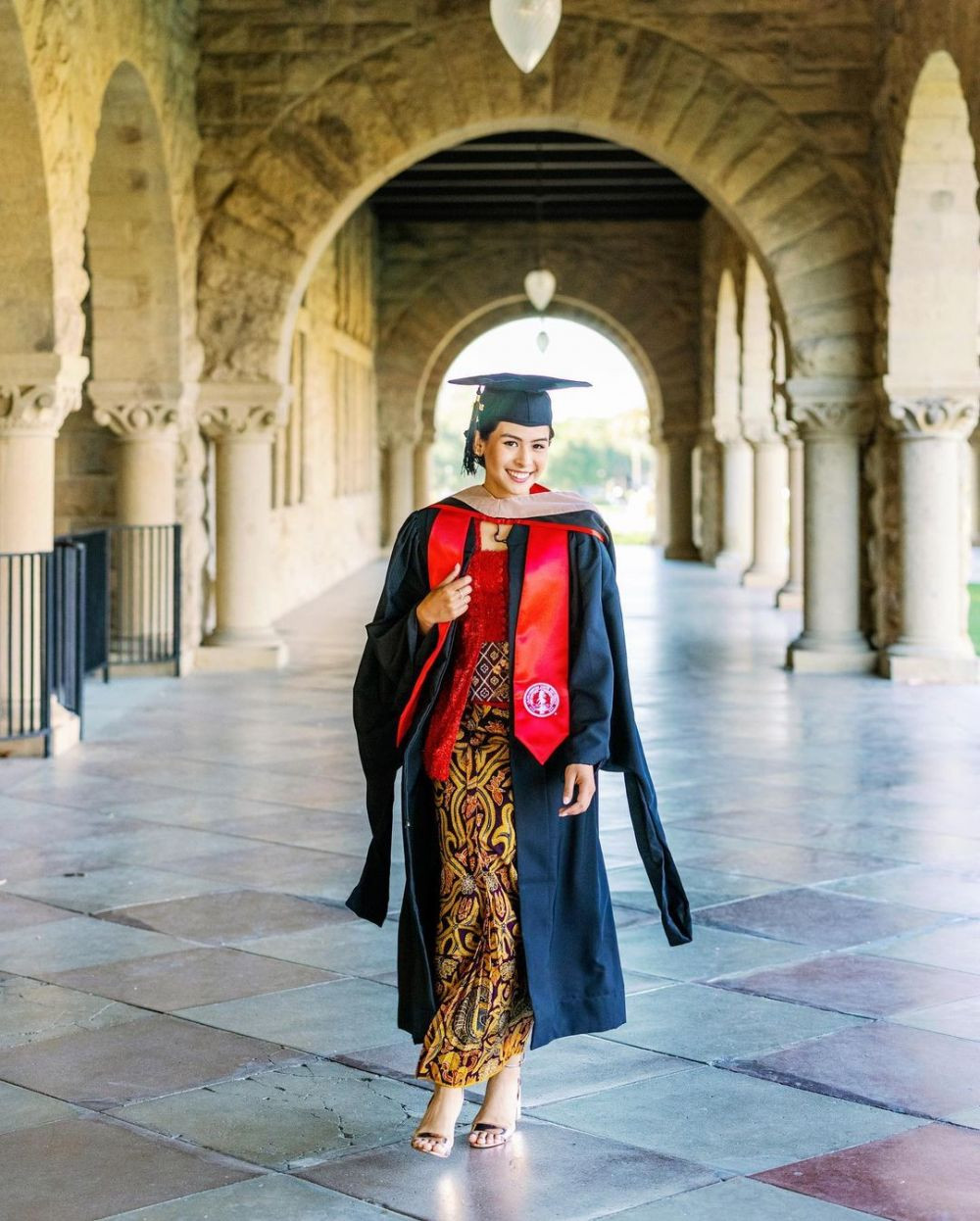 Maudy Ayunda menamatkan program MBA-nya di Stanford University.