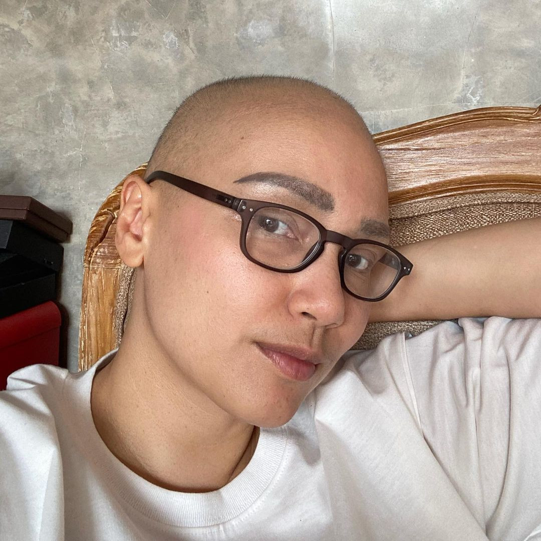 Feby Febiola sejak tahun 2020 menderita kanker ovarium dan harus menjalani chemotherapy hingga 6x dan memangkas habis rambut, kini dokter menyatakan sudah sembuh
