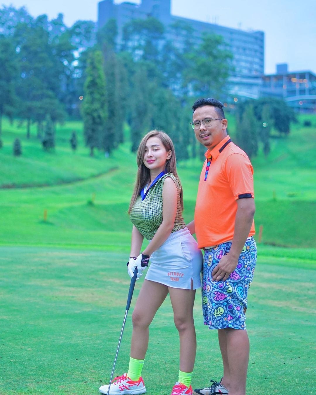 Bermain golf bersama